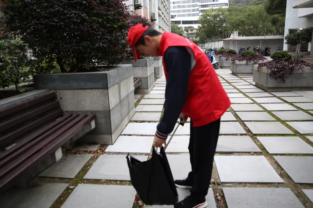 点滴环保,共创绿色校园——舟山市田家炳中学开展校园清洁环保活动