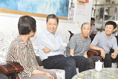 　　8月13日至15日,中共中央政治局委员、中央组织部部长赵乐际在围场满族蒙古族自治县调研“两学一做”学习教育开展情况。这是赵乐际在围场满族蒙古族自治县塞罕家园小区入户看望慰问塞罕坝机械林场老职工尹桂芝。